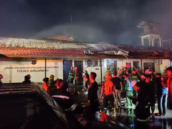 TERBAKAR: Gedung SPKT Polres Banjarbaru yang dilahap di jago merah Rabu (6/7) malam. (Sheila/Radar Banjarmasin)