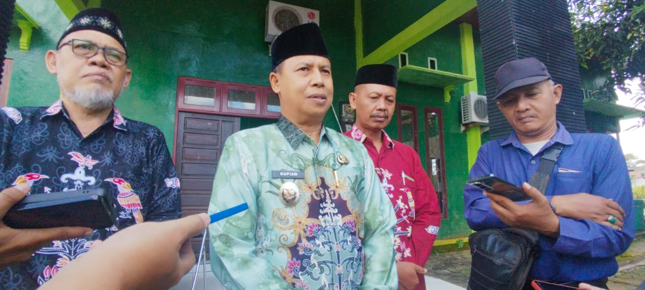 WAWANCARA: Wakil Bupati Seruyan Supian bersama Ketua FKUB Argiansyah saat ditemui wartawan, Kamis (7/8/2025). &nbsp;RIFANI/RADAR SAMPIT