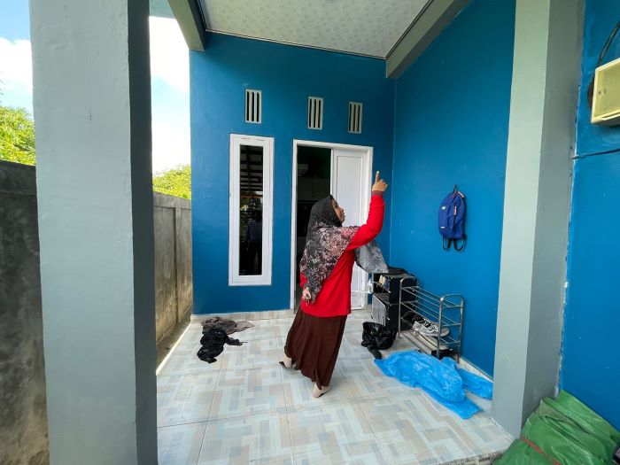 PENCURIAN : Kartika, guru SMP di Sampit korban pencurian menunjukkan pintu rumahnya yang dibobol maling, Jumat (8/8/2025). FAHRY/RADAR SAMPIT