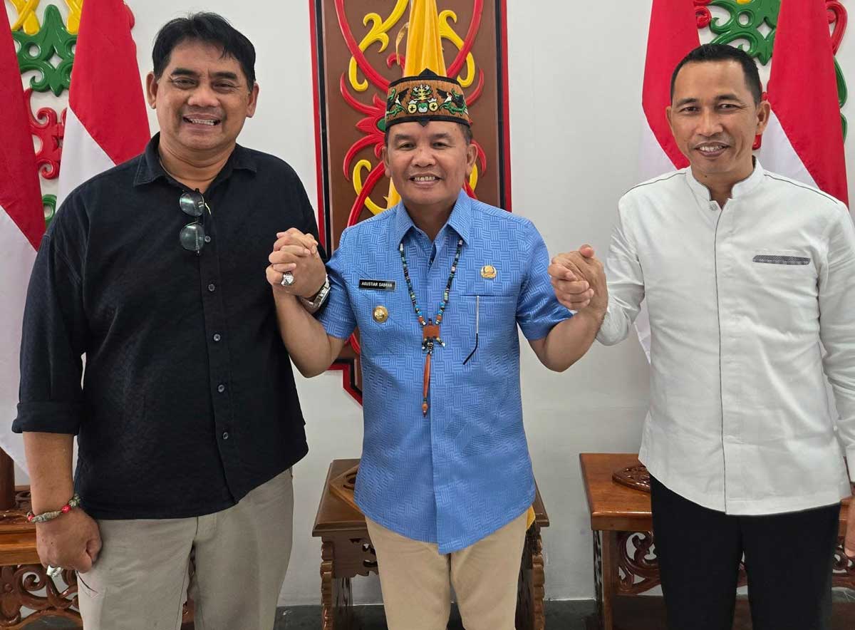 KEMBALI BERSATU: Gubernur Kalteng Agustiar Sabran dan dua paslon Bupati Barito Utara, Sahaluddin dan Jimmy Carter di Istana Isen Mulang, Jumat (8/8/2025).
