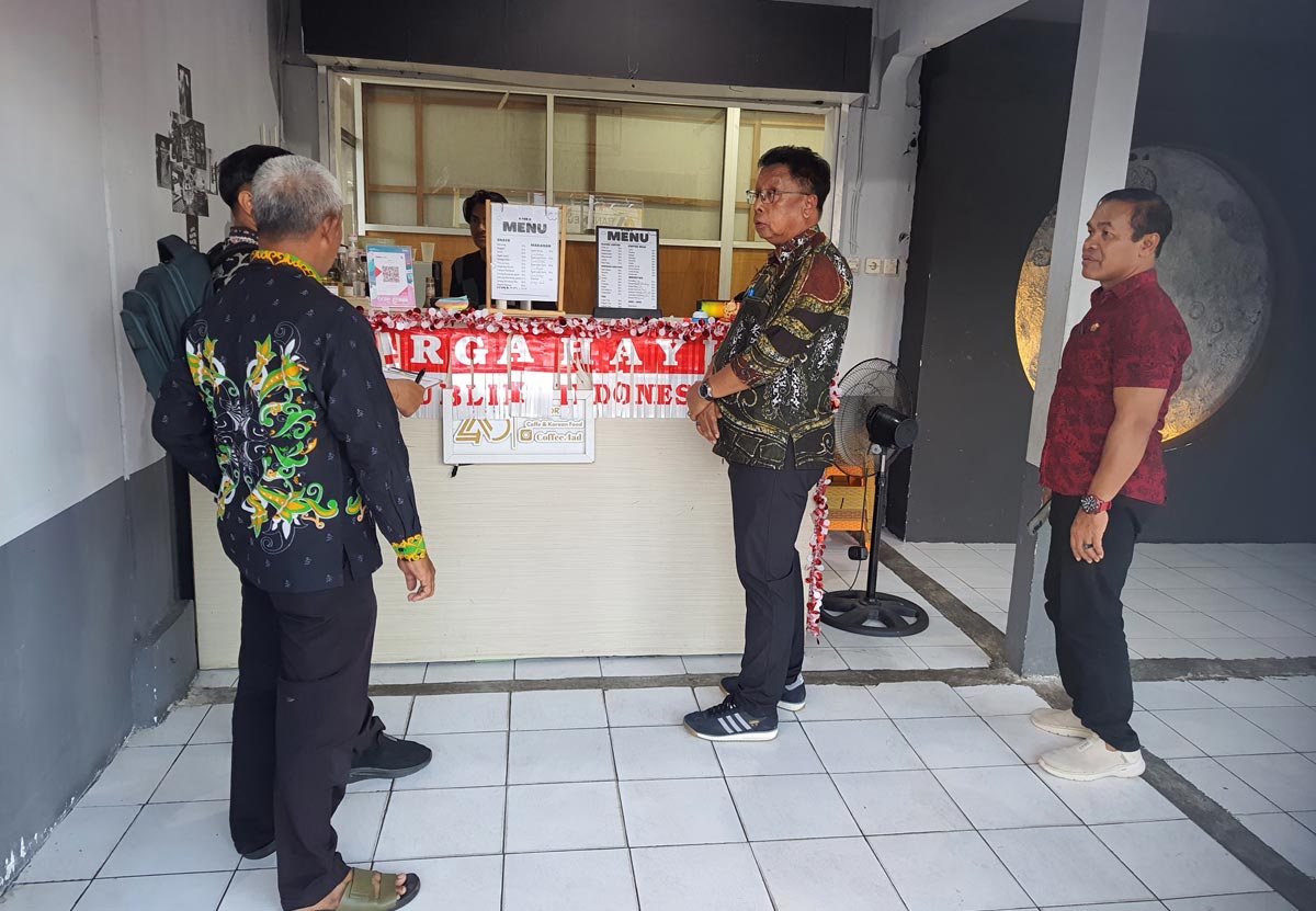 MENINJAU: Plt Kepala Diskoperindag Kotim bersama jajarannya meninjau lokasi kios di Pasar Rakyat Mentaya Sampit, Kamis (7/8).