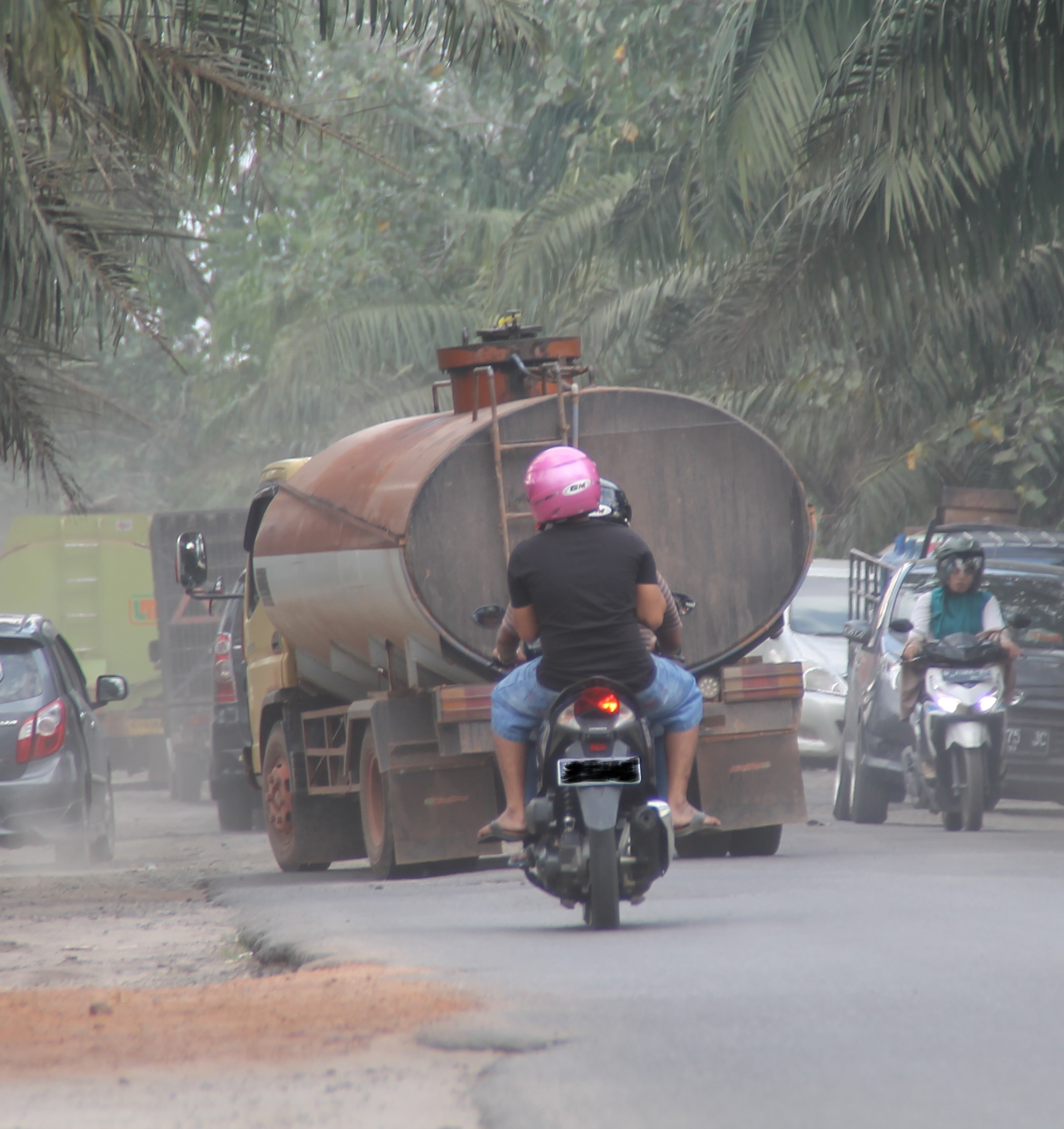 Nampak aktivitas truk CPO di ruas jalan HM Arsyad Sampit.