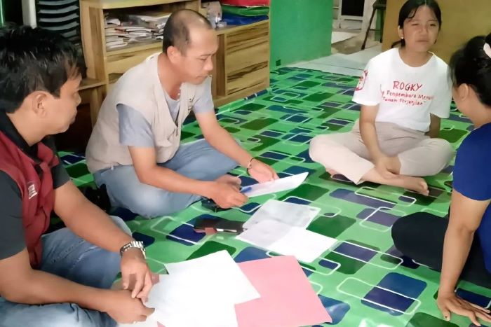 KUNJUNGAN : Pegawai Dinsos Gumas melakukan sosialisasi, sekaligus verifikasi dan kunjungan rumah ke calon siswa Sekolah Rakyat di Kecamatan Kurun, belum lama ini. FOTO : DINSOS GUMAS/RADAR SAMPIT