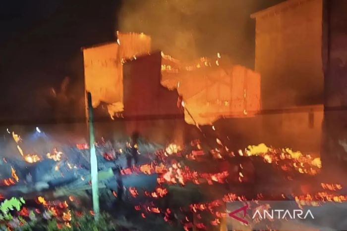 MUSIBAH : Kebakaran hebat melalap dua rumah dan tujuh gedung sarang burung walet pada Jumat (8/8/2025) malam sekitar pukul 22.30 WIB. ANTARA-HO/Istimewa.