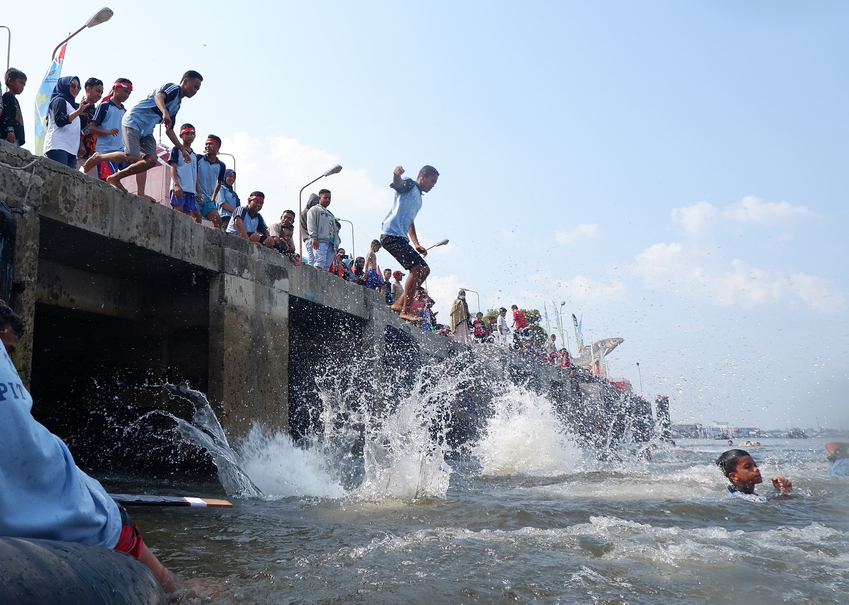 Mandui Safar atau Mandi Safar di Sungai Mentaya beberapa tahun lalu, kini tradisi ini mulai ditinggalkan. (Dok. Oes untuk Radar Sampit)
