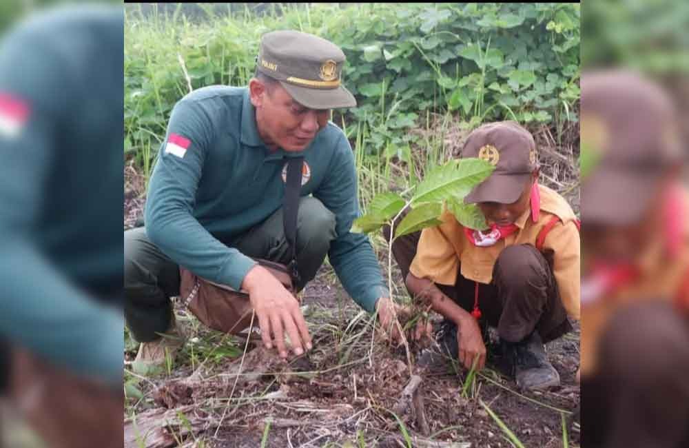 Kepala BKSDA Resort Sampit Muriansyah mengajarkan kepada salah seorang anak menanam pohon sebagai salah satu upaya menjaga konservasi. (Dok. BKSDA Resort Sampit untuk Radar Sampit)
