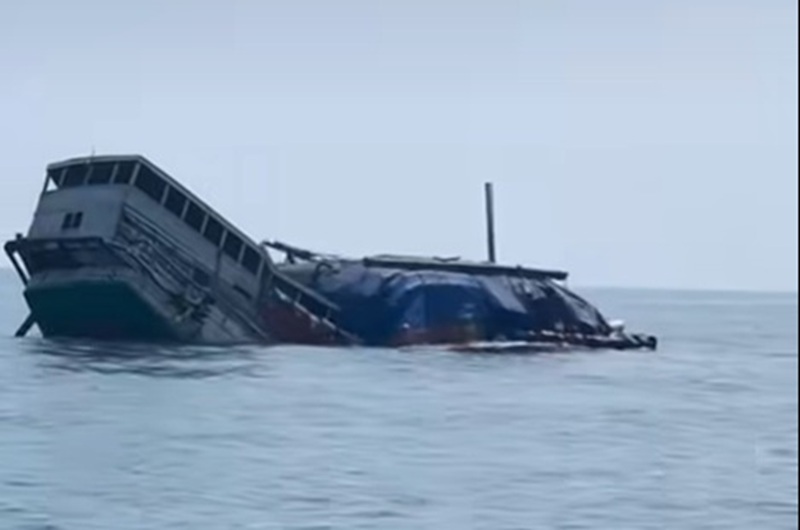 Kapal Layar Motor (KLM) Hasil Karya Bahari tenggelam di perairan Karang Jamuang Gresik saat perjalanan menuju Sampit, Kalimantan Tengah. (Istimewa)