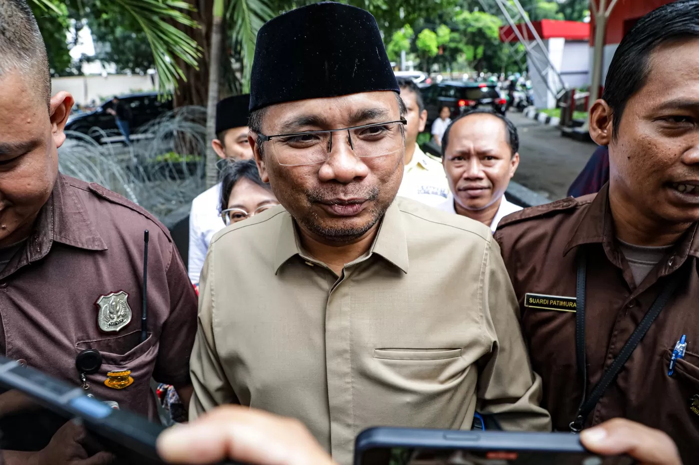 Mantan Menteri Agama, Yaqut Cholil Qoumas saat tiba di Gedung Merah Putih KPK, Kuningan, Jakarta Selatan, Kamis (7/8/2025). Yaqut hadir memenuhi panggilan KPK untuk klarifikasi dugaan kasus kuota haji