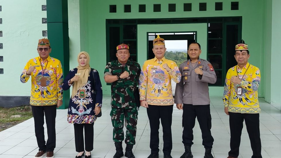 Bupati Gumas Jaya Samaya Monong berfoto bersama dengan Pabung Kodim 1016/Plk Lektol Maksun Abadi meninjau gedung baru Kodim 1018/GMS, pekan lalu.