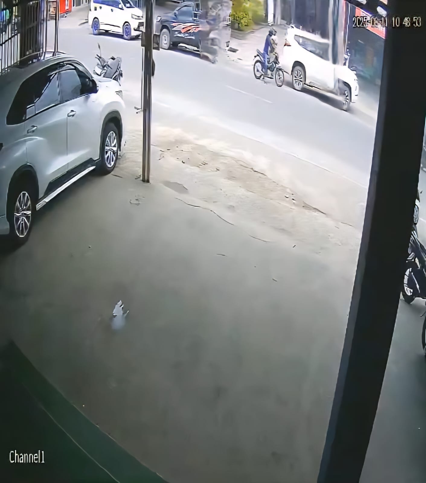 Pelaku pecah kaca pajero sport berisi uang 1 miliar rupiah terekam cctv. (Warga/Radar Sampit)