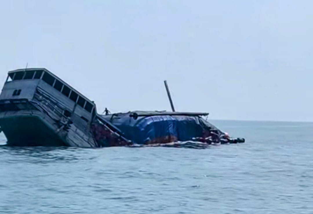 Suasana sebelum Kapal Layar Motor (KLM) yang sedang berlayar menuju Sampit, Kalimantan Tengah, karam usai dihantam ombak besar, Minggu sore (10/8/2025).