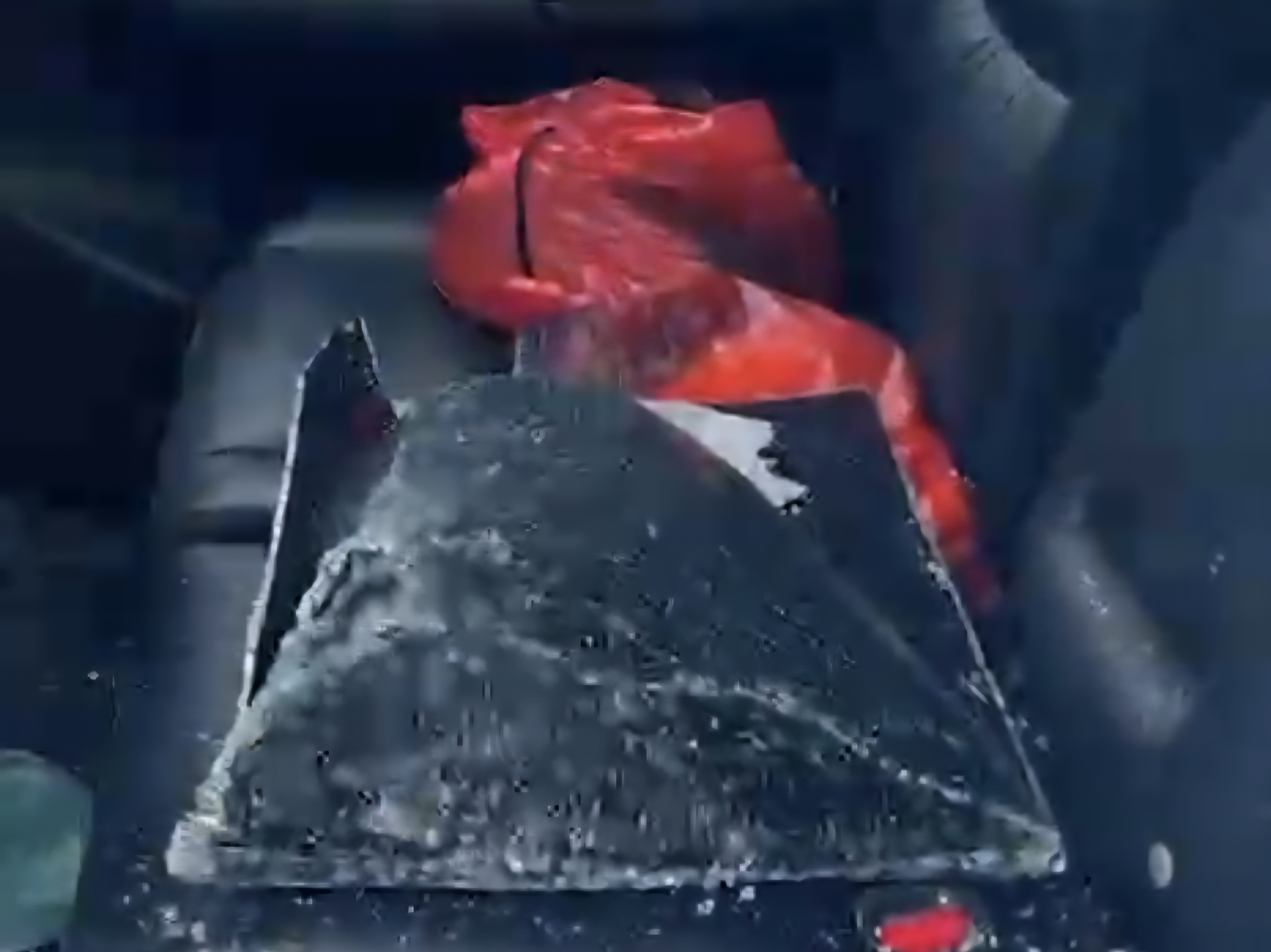 Kondisi dalam mobil Pajero Sport yang dipecah kacanya (warga/radar sampit)
