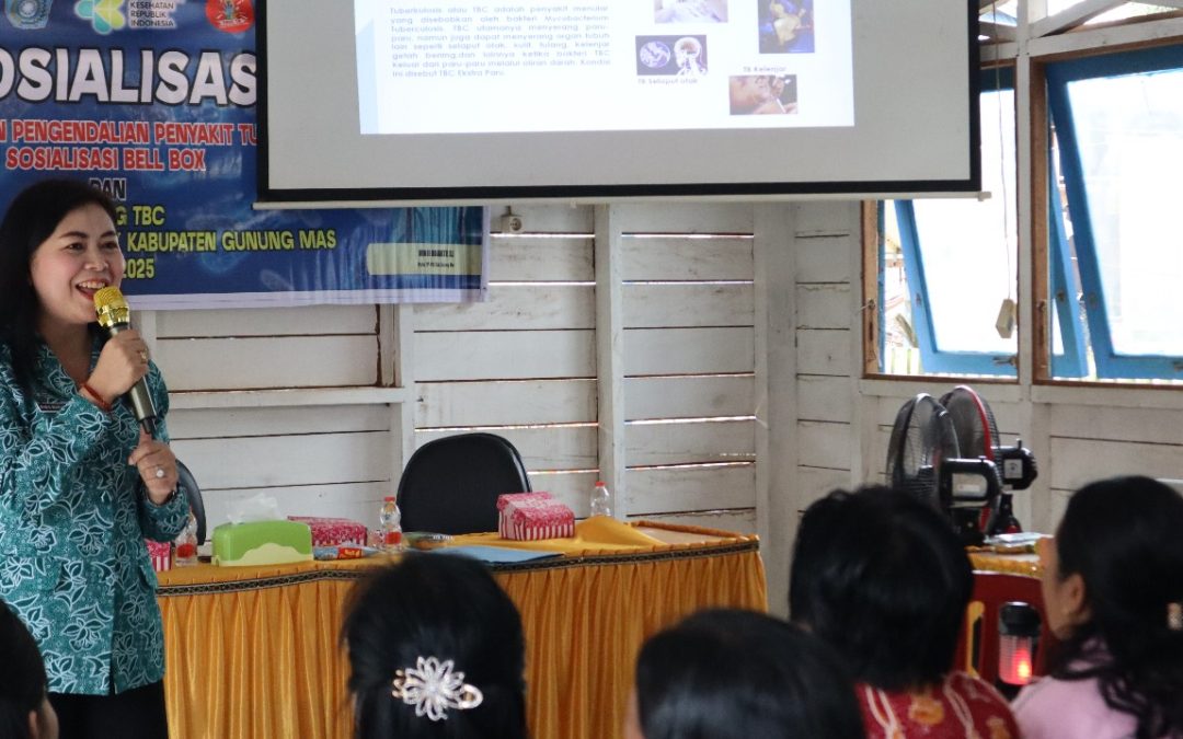 Ketua TP-PKK Kabupaten Gumas Mimie Mariatie Jaya Samaya Monong jadi pemateri pada sosialisasi pencegahan dan pengendalian TB, di Kantor Desa Sei Antai, pekan lalu.