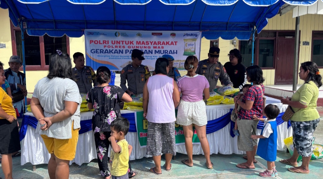 Warga Kelurahan Sepang Simin, Kecamatan Sepang, ketika membeli beras SPHP yang dijual di halaman Polsek Sepang, Senin (11/8).