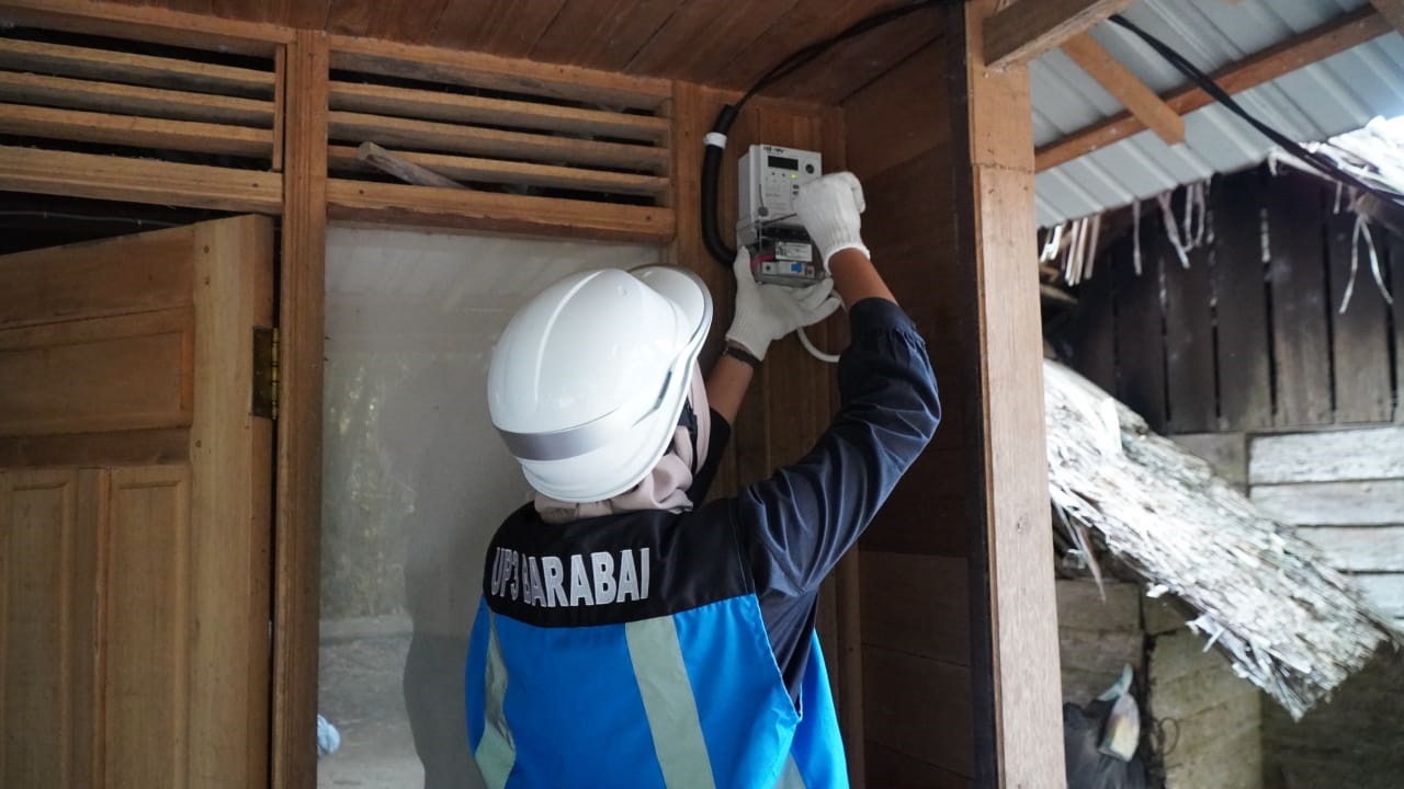 Petugas PLN sedang melakukan penambahan daya pelanggan dalam program spesial &ldquo;Energi Kemerdekaan&rdquo;