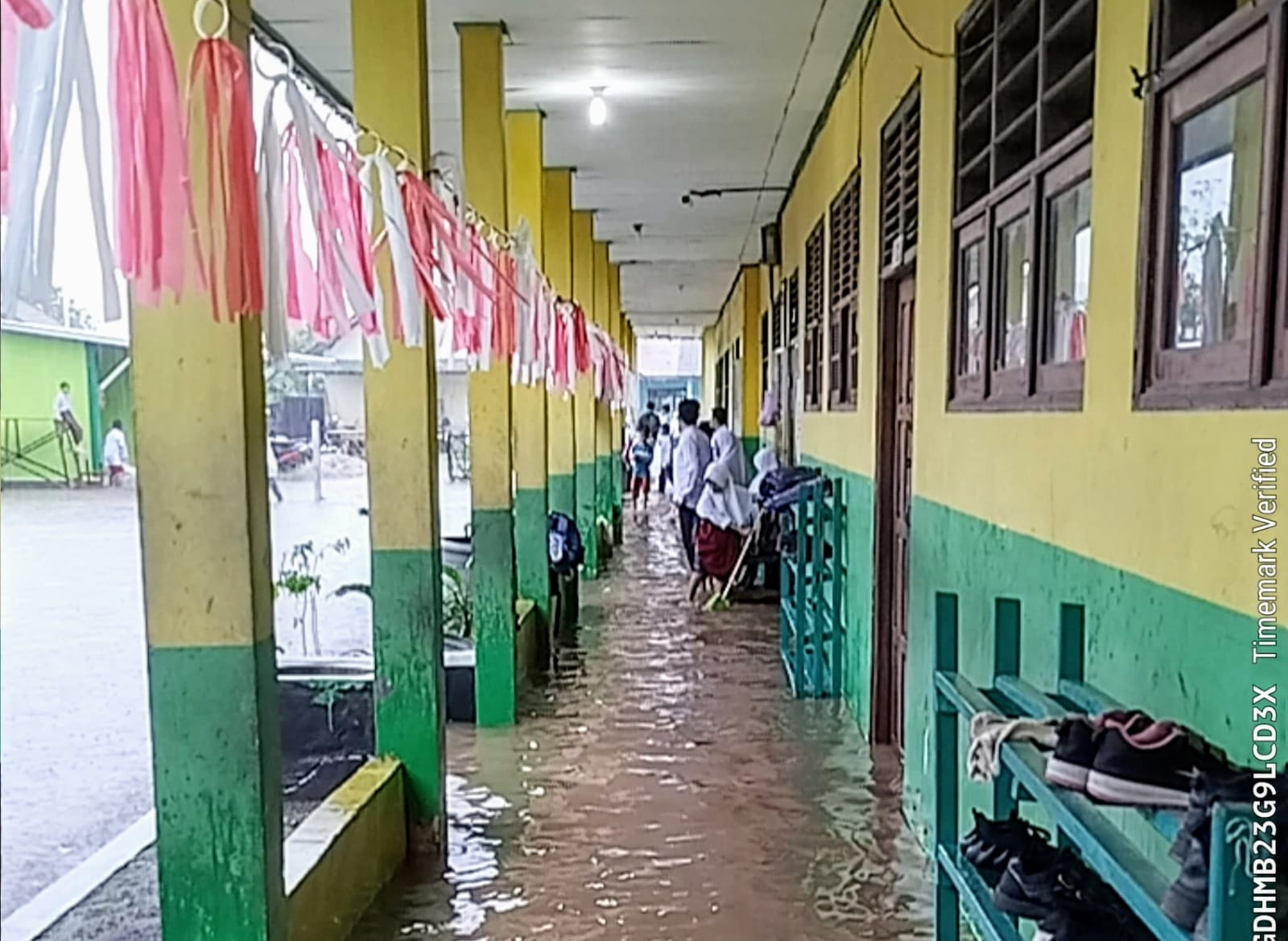 Banjir merendam salah satu sekolah di Sampit, Kabupaten Kotawaringin Timur, Selasa (12/8/2025)