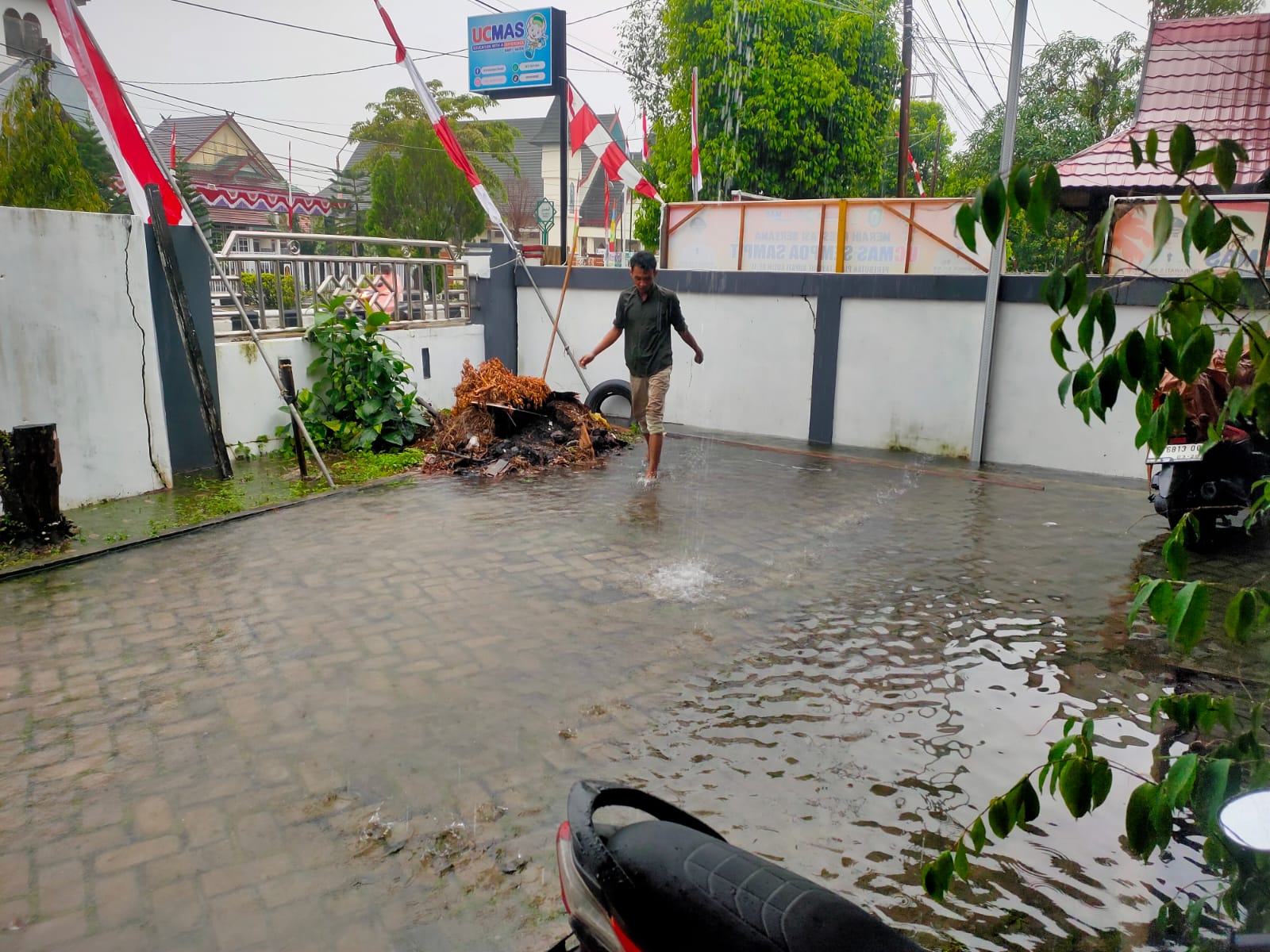 Banjir merendam halaman depan Kantor PWI Kotim, Jalan Jenderal Ahmad Yani, Sampit, Selasa (12/8/2025)