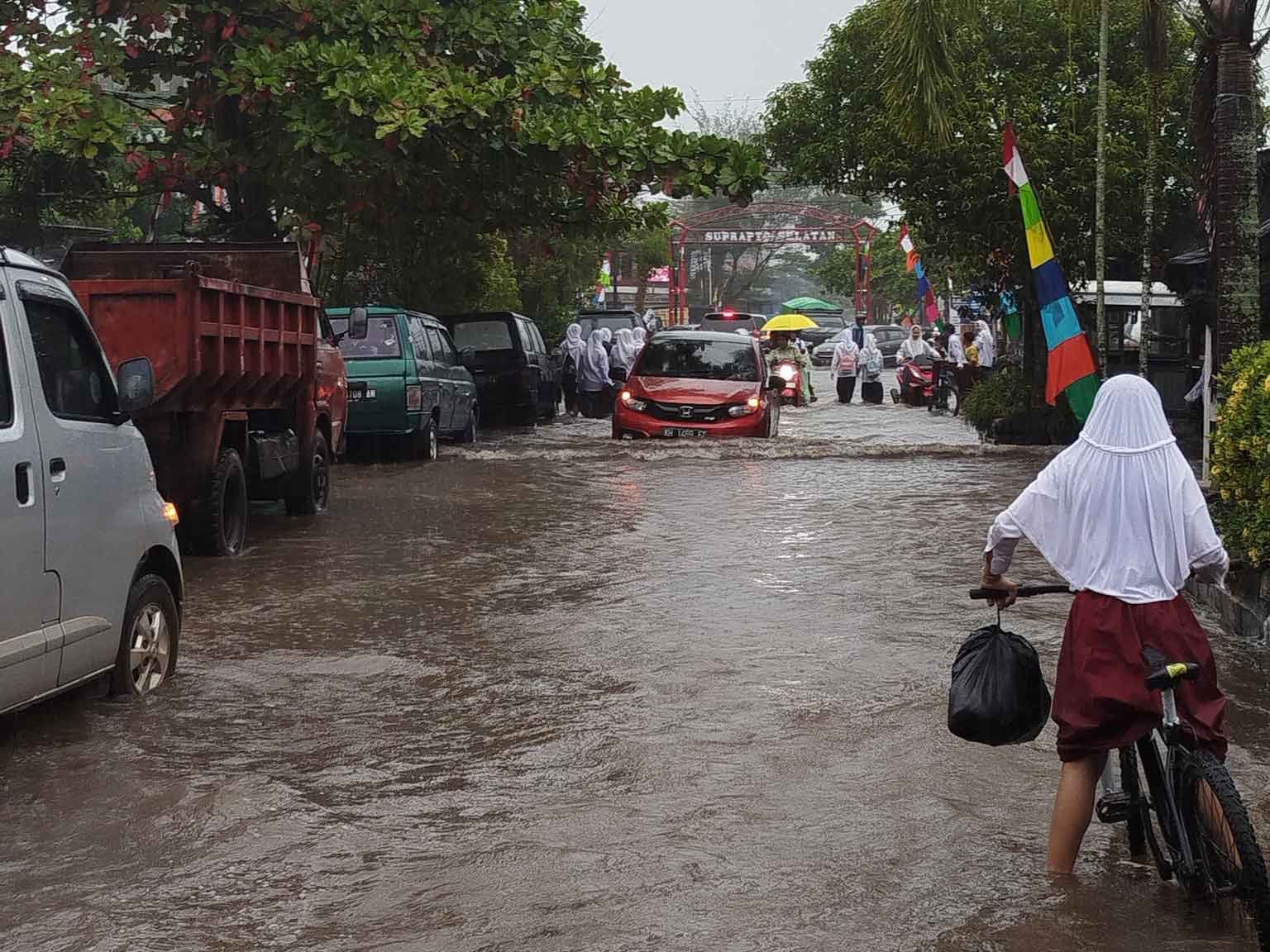Banjir di ruas Jalan Suprapto Sampit, Selasa (12/8/2025). (Oes/Radar Sampit)