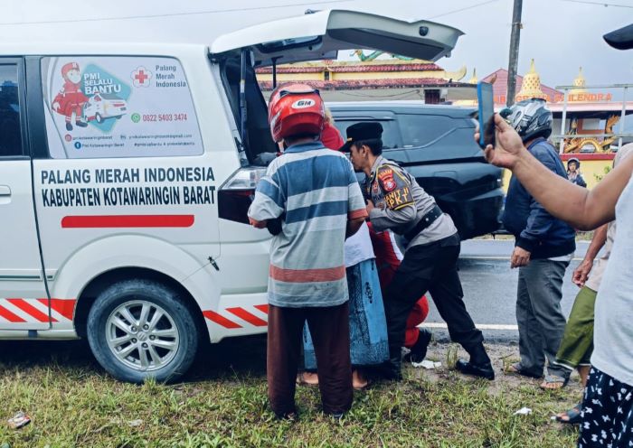 EVAKUASI : Petugas mengevakuasi korban kecelakaan lalulintas di Jalan Ahmad Yani kilometer 9, Kelurahan Baru, Kecamatan Arut Selatan, Kabupaten Kotawaringin Barat (Kobar), Selasa (12/8/2025) pagi.
