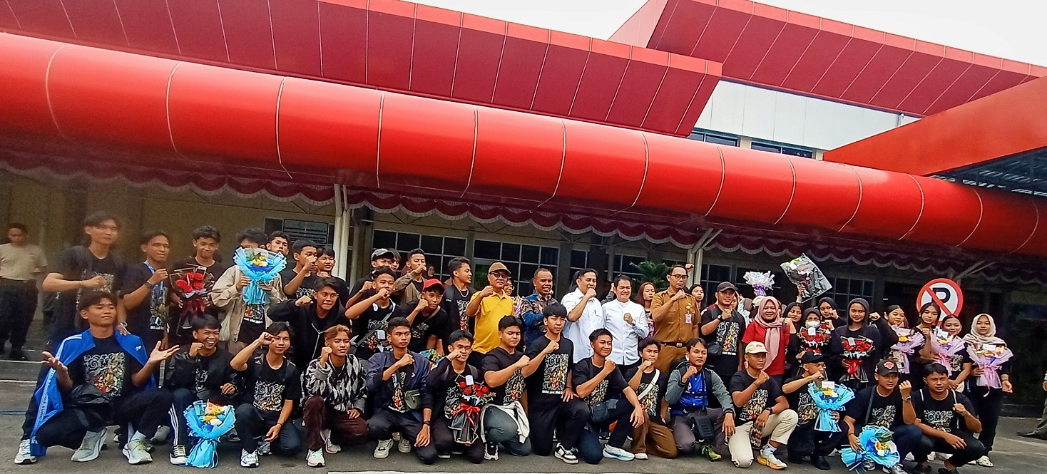 Para atlet drum band Kotim, bersama Ketua KONI terpilih, pengurus PDBI Kotim, official dan beberapa orang tua mereka, saat disambut di Bandara H Asan Sampit, Selasa (12/8).