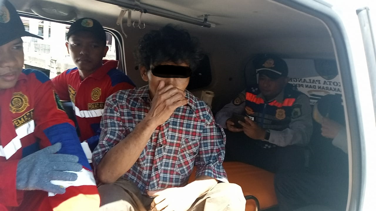 Satu ODGJ saat dievakuasi oleh tim rescue  Damkar Palangka Raya, baru-baru tadi.