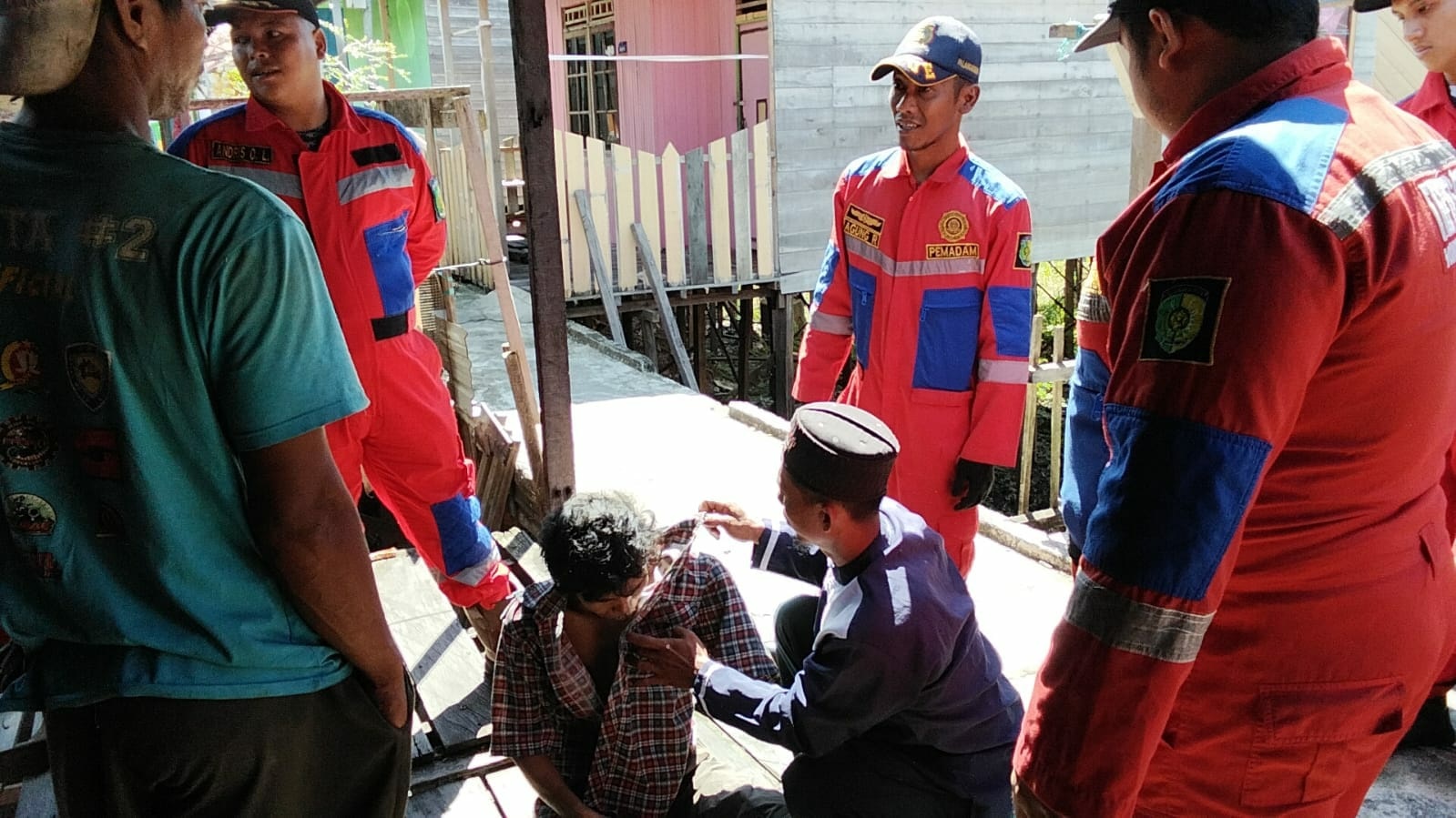 Tim Rescue Damkar Kota Palangka Raya saat melakukan evakuasi terhadap seorang ODGJ (Orang Dengan Gangguan Jiwa) kambuhan berinisial M (34).