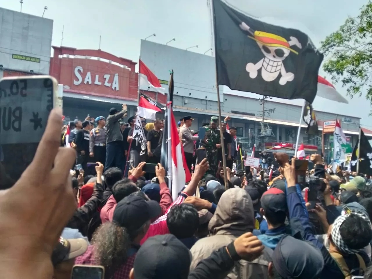 Ribuan warga mengepung kantor Bupati Pati, Jawa Tengah, Massa menuntut Bupati Sudewo mundur dari jabatannya. (Radar Pati)