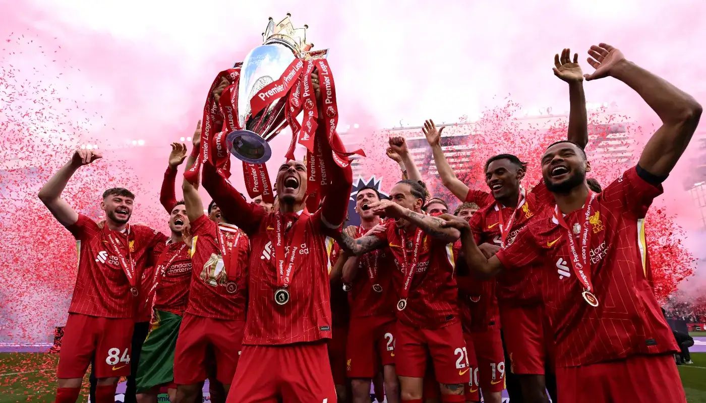 JUARA BERTAHAN: Pemain Liverpool saat menjuarai Liga Inggris musim 2024/2025.