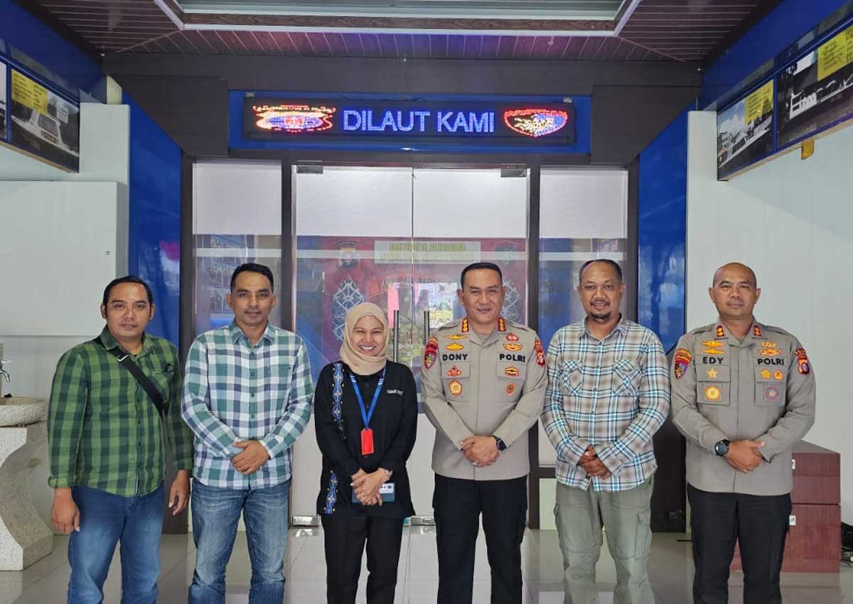 APRESIASI GOWES KEMERDEKAAN: Jajaran manajemen Radar Sampit foto bersama dengan jajaran Ditpolairud Polda Kalteng usai silaturahmi, Selasa (12/8).