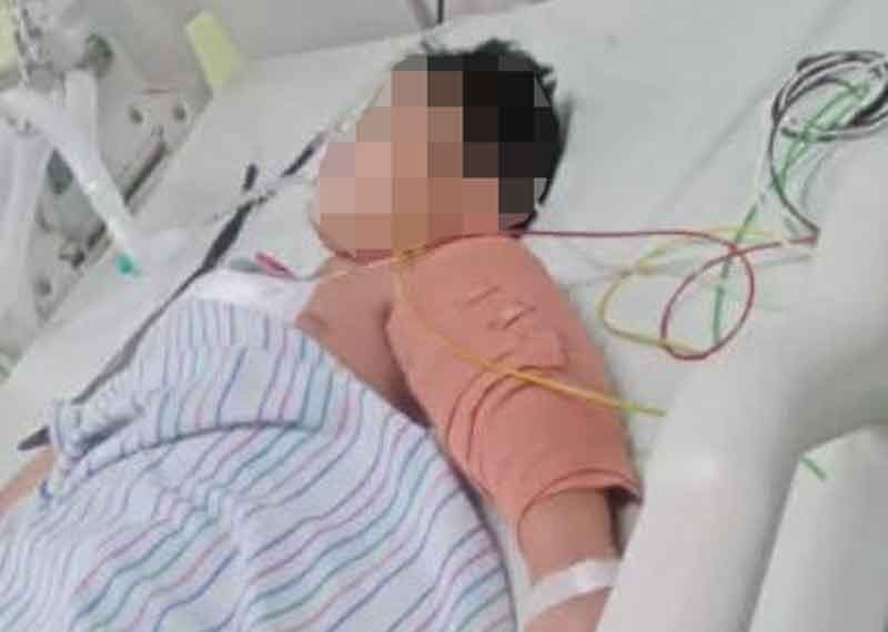 Muhamad Zaki Ramadhan, korban kecelakaan tertancap besi di dada, saat menjalani perawatan di ICU RSUD dr Doris Sylvanus Palangka Raya. (Keluarga Muhamad Zaki Ramadhan)
