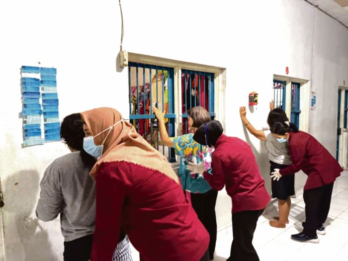 RAZIA : Kantor Wilayah Kementerian Hukum dan HAM Kalteng melalui Tim Satuan Operasional Kepatuhan Internal (Satops Patnal) menggeledah warga binaan di Lapas Perempuan Kelas IIA Palangka Raya