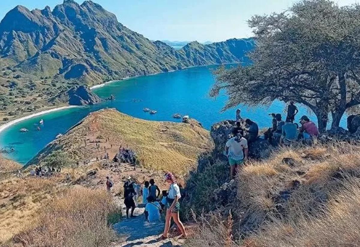 EKSOTIS: Panorama perbukitan dan pantai nan indah di Pulau Padar, Labuan Bajo, NTT, menghasilkan visual yang memanjakan mata.