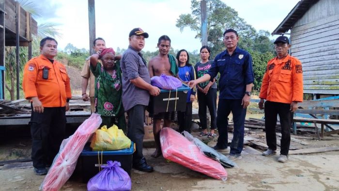 BANTUAN : Plt Kepala BPBD Kabupaten Gumas Atis didampingi Kepala Dinas Sosial Jhonson Ahmad menyerahkan bantuan kepada warga terdampak banjir dan tanah longsor, di Kecamatan Miri Manasa, pekan lalu