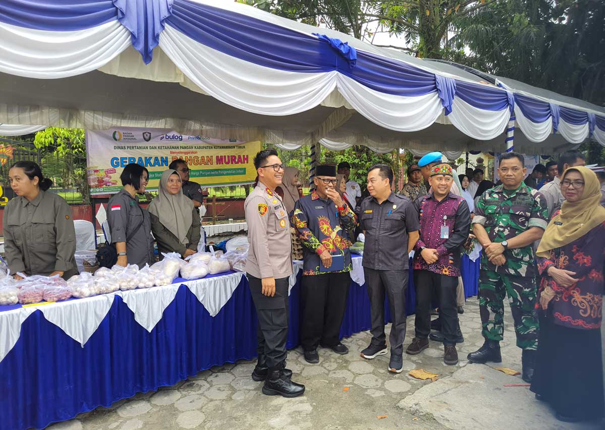 PANGAN MURAH: Jajaran Polres Kotim bersama sejumlah pihak terkait saat menghadiri Gerakan Pangan Murah di Taman Kota Sampit, Kamis (15/8).
