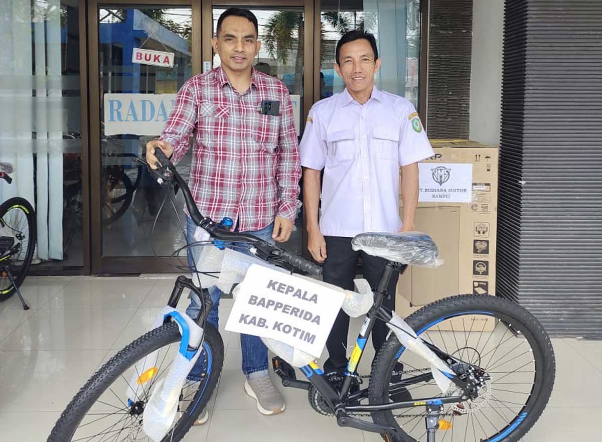 DUKUNGAN: Dukungan hadiah sponsor dari Bapperida Kotim menyerahkan sepeda, Rabu (13/8) lalu.