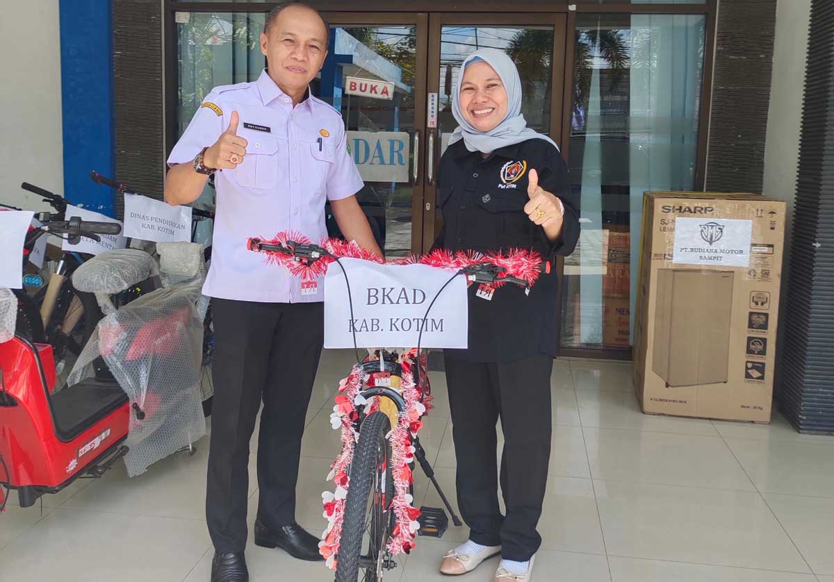 TERUS MENGALIR: Dukungan hadiah dari sponsor kembali bertambah setelah BKAD Kotim menyerahkan sepeda, Rabu (13/8) lalu.