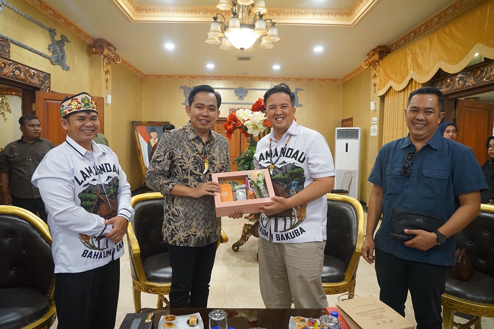 : Bupati Lamandau Rizky Aditya Putra disambut ke Bupati Jember Muhammad Fawait (Gus Fawait).