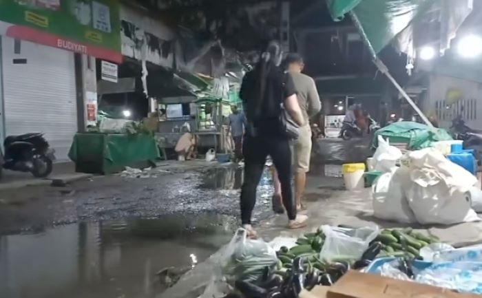 KUMUH : Kondisi jalan di dalam pasar Indra Sari, Pangkalan Bun, Kelurahan Baru, Kecamatan Arsel Kabupaten Kotawaringin Barat (Kobar) yang becek, Jumat (15/8/2025) IST/RADAR SAMPIT