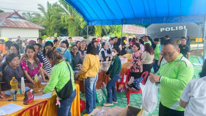 PASAR MURAH : Puluhan warga memadati bazar gerakan pangan murah untuk membeli komoditas pangan yang dijual di halaman kantor DPKP Gumas, Jumat (15/8/2025). FOTO : DPKP GUMAS/RADAR SAMPIT