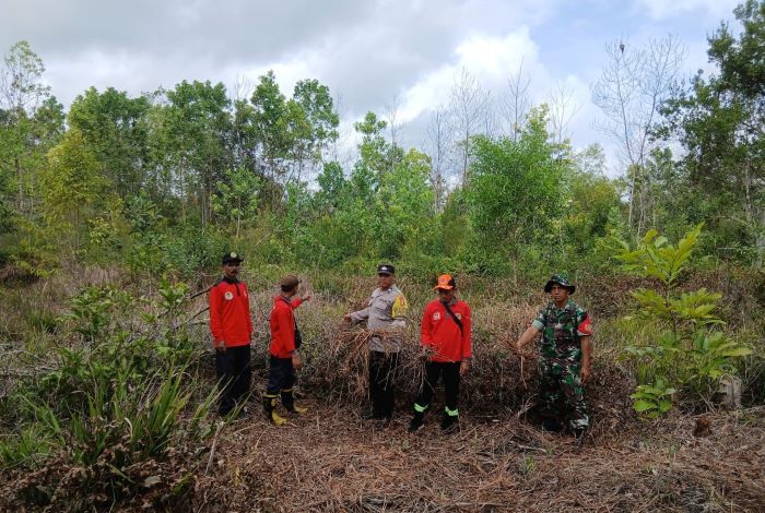 PATROLI : Bhabinkamtibmas Kameloh Baru bersama TSAK dan Babinsa patroli cegah Karhutla, Kamis (14/8/2025). FOTO: POLSEK SEBANGAU/RADAR SAMPIT