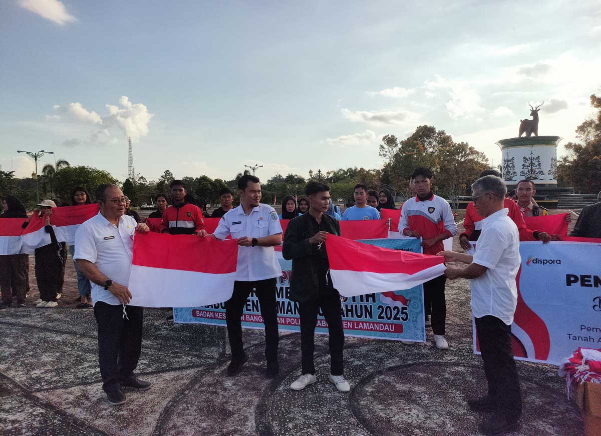 SEMANGAT KEMERDEKAAN: Sejumlah pemuda Lamandau saat membagikan bendera merah putih di Bundaran Rusa, Nanga Bulik.