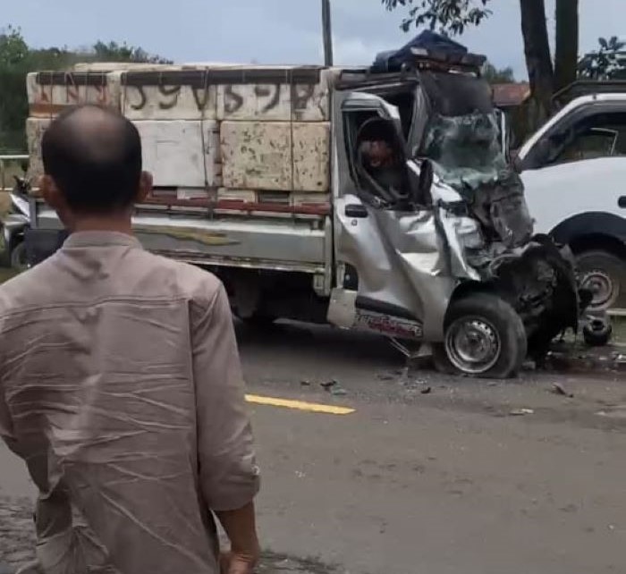 TABRAKAN : Kondisi rusak berat mobil pikap yang terlibat tabrakan di Jalan Jenderal Sudirman kilometer 35, Sampit, Jumat (15/8/2025) siang. FOTO: MUFDI/RADAR SAMPIT