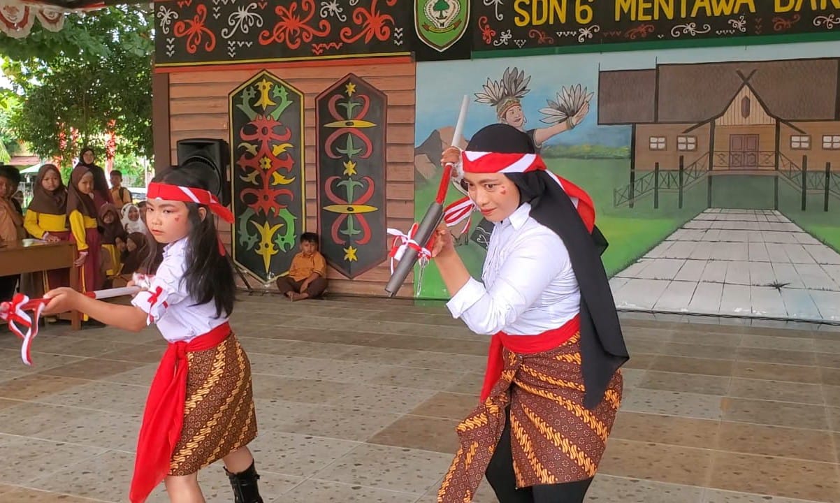 Penampilan salah satu peserta lomba peragaan busana, yang menurunkan sosok pahlawan nasional Martha Christina Tiahahu, menuai pujian penonton, Sabtu (16/8/2025).