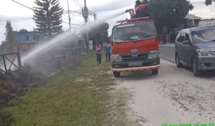 LAHAN TERBAKAR : Pemadaman kebakaran lahan kosong di tepi Jalan Ahmad Wongso, Kelurahan Madurejo, Kecamatan Arsel Kabupaten Kotawaringin Barat (Kobar), Sabtu (16/8/2025). FOTO: BPBD KOBAR/RADAR SAMPIT