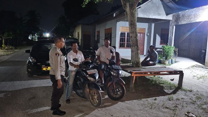 SAMBANG WARGA: Personel Polsek Bukit Batu melaksanakan patroli, sampaikan pesan Kamtibmas ke warga. FOTO: POLSEK BUKIT BATU/RADAR SAMPIT