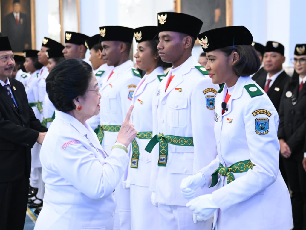 Presiden ke-5 RI Megawati Soekarno Putri yang juga Ketua Dewan Pengarah BPIP, saat memberikan selamat kepada anggota Paskibraka nasional 2025, yang baru saja dikukuhkan.