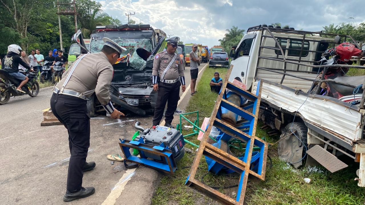 Satuan Lalu Lintas Polres Kotim olah TKP di lokasi kecelakaan lalu lintas, Jalan Jenderal Sudirman, Kilometer 35, Jumat (15/8).