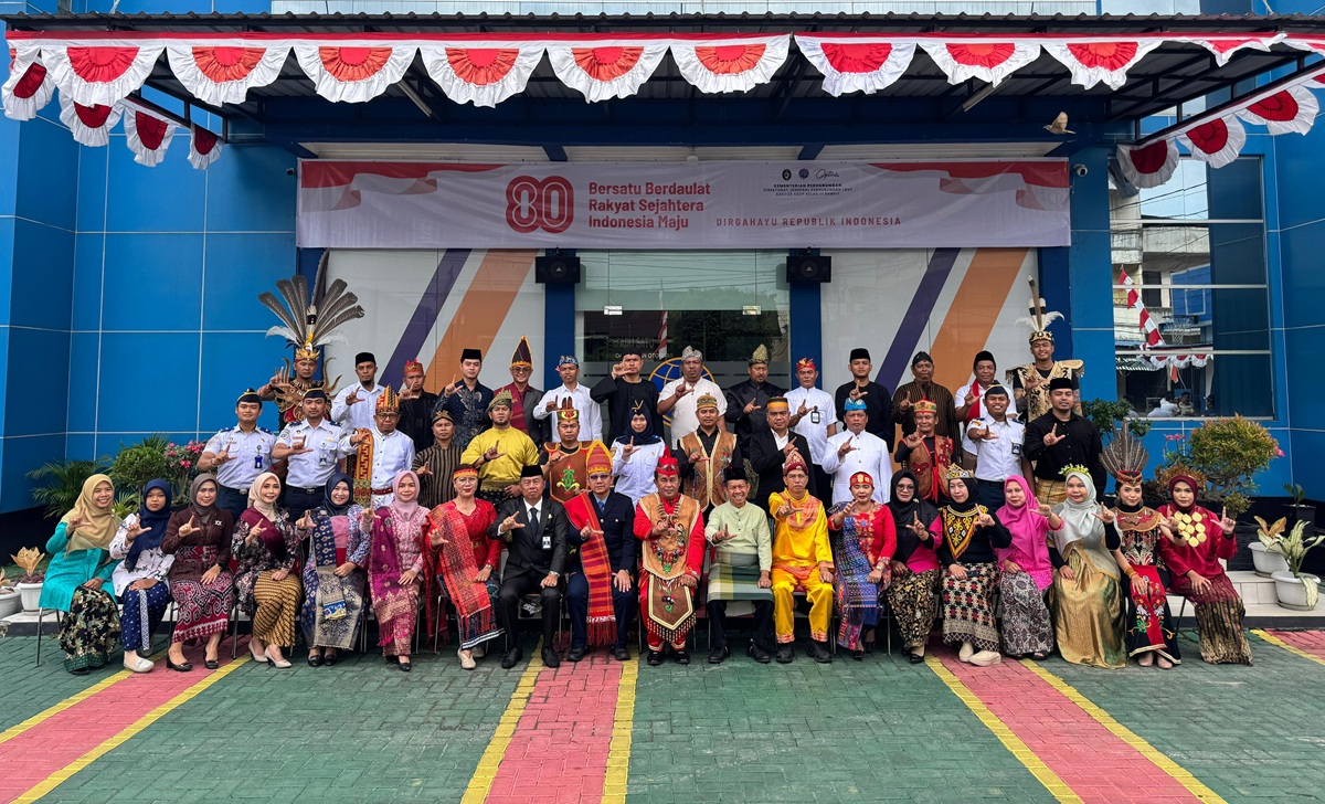 FOTO BERSAMA: Kepala KSOP Kelas III Sampit Hotman Siagian beserta jajaran struktural dan pegawai KSOP Kelas III Sampit.