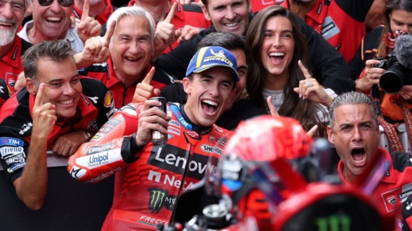 Pembalap Ducati Lenovo Marc Marquez bersama timnya, usai menjuarai MotoGP Austria 2025.