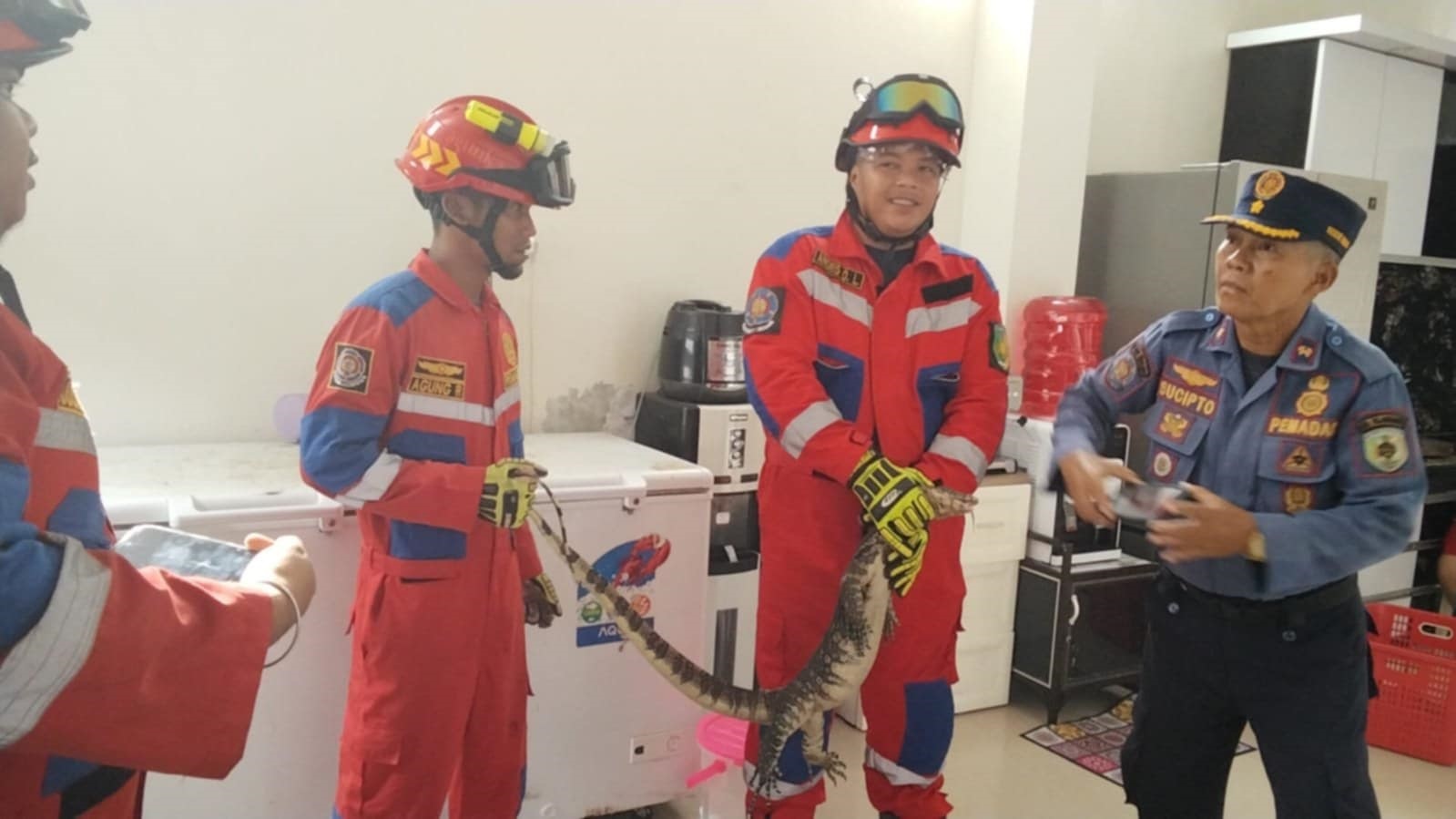Tim Rescue Dinas Damkar Kota Palangka Raya saat mengevakuasi seekor biawak di warga di Jalan Mendawai Lurus, Minggu 17 Agustus 2025.